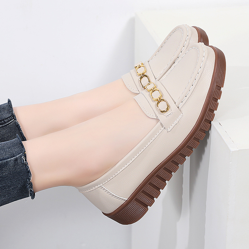 2024 새로운 도착 경량 미끄럼 방지 소프트 하단 플랫 싱글 레이어 신발 여성용 아이언 버클 장식 올 매치 캐주얼 엄마 신발 로퍼 여성