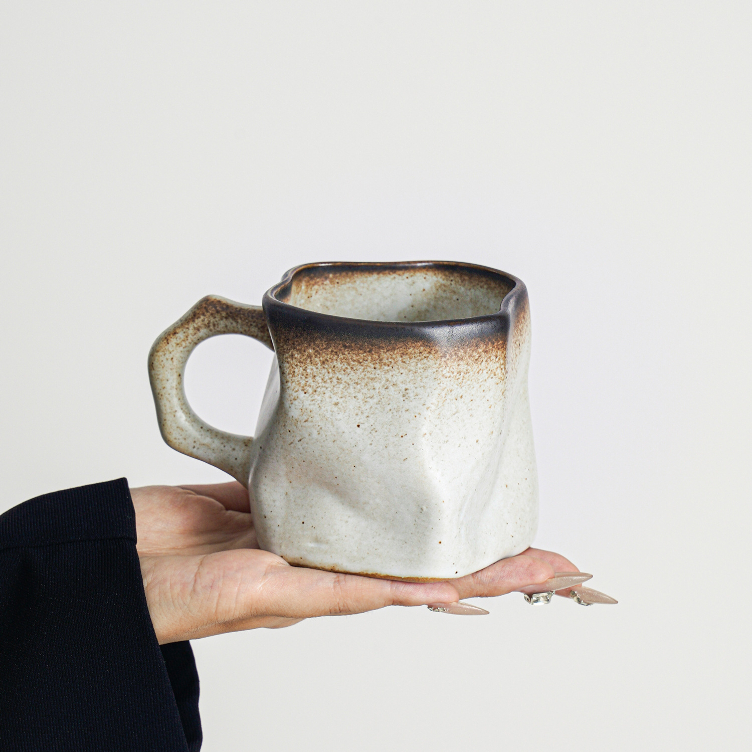 Taza de forma especial de cambio de horno, taza pellizcada a mano, taza de agua de café con leche de alta calidad de cerámica, taza de té de café de oficina, regalo pequeño
