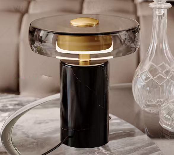 Lámpara de mesa de alta gama de estilo antiguo 2025 nuevo estilo francés retro luz de lujo habitación luz luz ambiente lámpara de noche de dormitorio