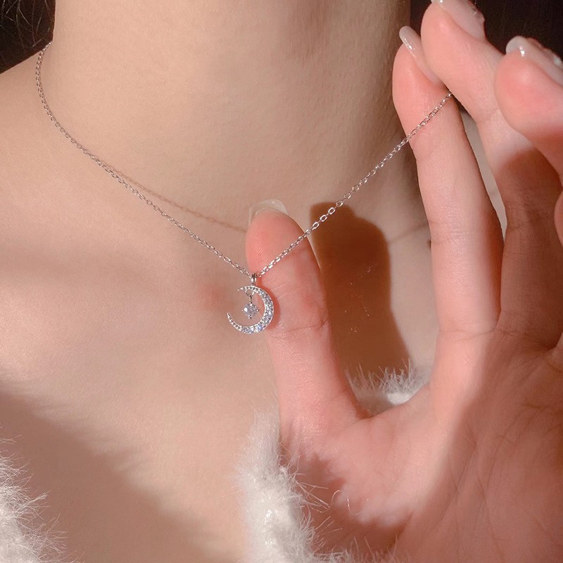 Collar de luna Colgante de circón de acero de titanio de alta calidad de lujo ligero femenino 2024 verano sin decoloración cadena de clavícula joyería al por mayor