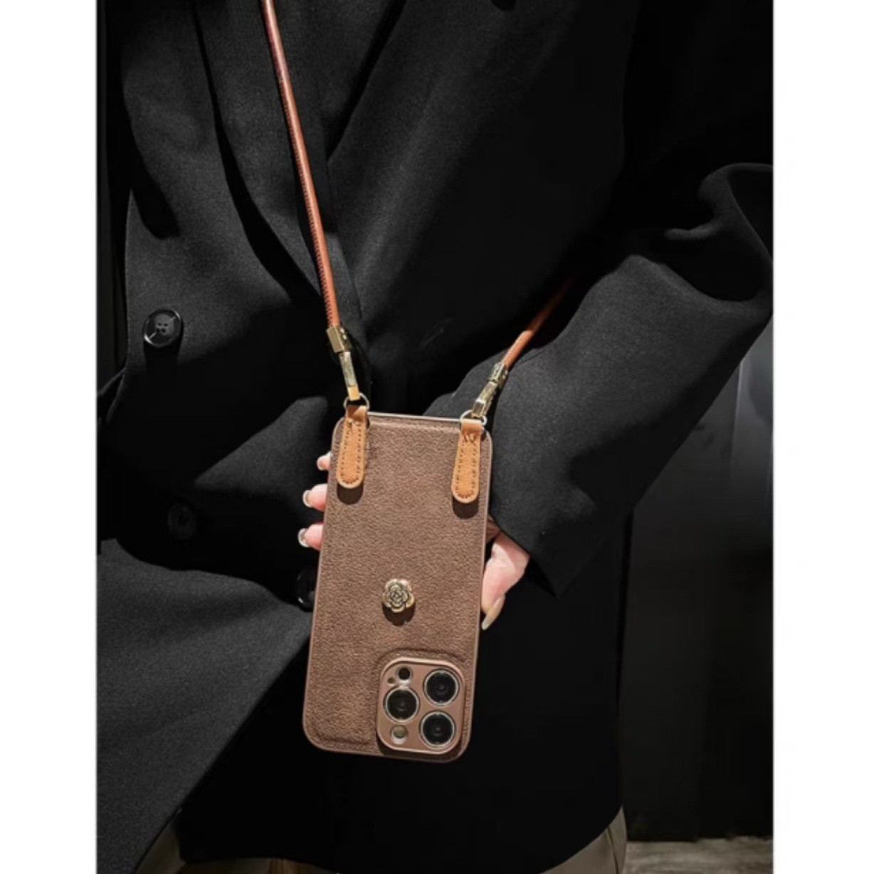 Otoño e invierno color sólido patrón de hoyos de luna para cordón de cuero iphone16ProMax 14 Apple 15 funda para teléfono móvil 13 hebilla de cuero mujer