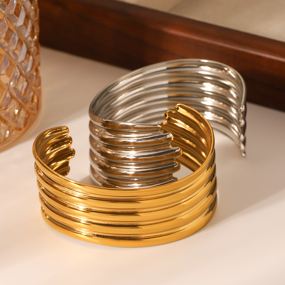 INS personalidad europea y americana exagerada pulsera brillante multicapa pulsera de acero de titanio pulsera abierta de acero inoxidable de oro de 18 quilates sin decoloración