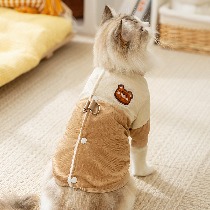 Tablero de ajedrez marrón pegado tela osos tracción empalme camisa de algodón gato otoño invierno engrosado mascota ropa de gato al por mayor