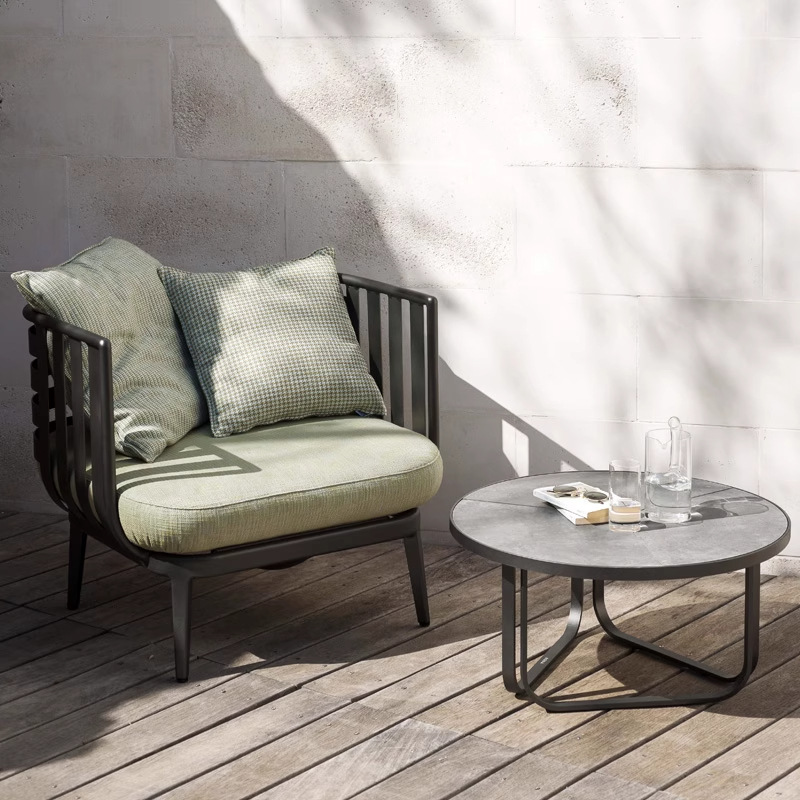 Sofá nórdico de hierro forjado al aire libre balcón patio silla de caña combinación de tres piezas moderno ocio terraza al aire libre mesa de té