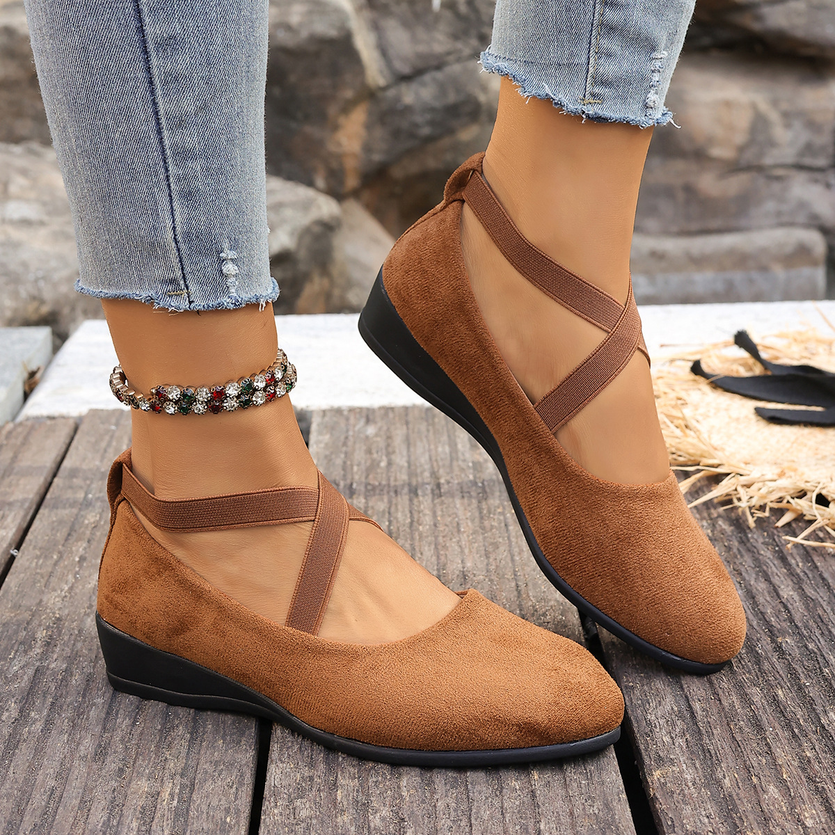 Damloafers med kilklack i mocka med remar fina damskor_voghion.com