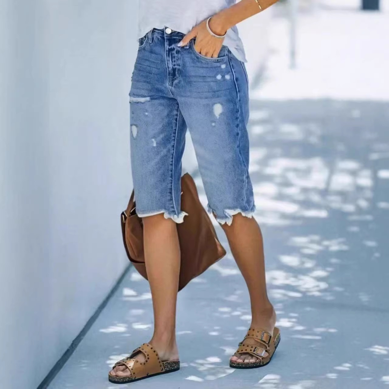 Shorts vaqueros desgastados de inspiración vintage – Corte bermuda de largo medio con dobladillo sin rematar y detalles rasgados_voghion.com
