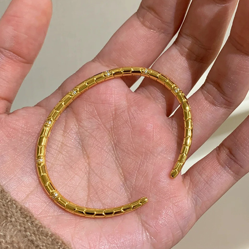 New European and American Simple and Versatile Snake Bracelet, Fashionable Retro Niche Elegant, Versatile Zodiac Year Snake Pattern Bracelet for Women