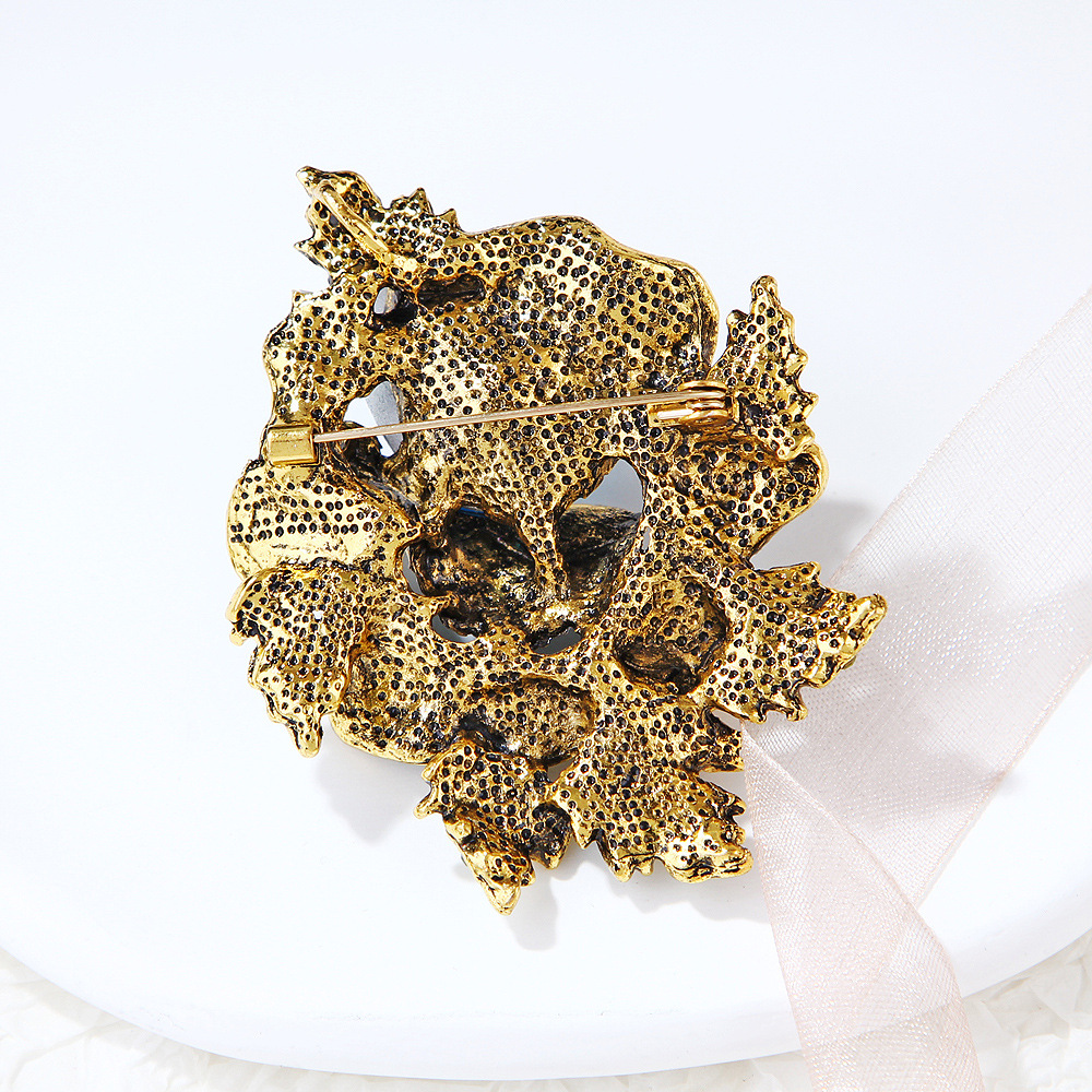 Version coréenne de la broche en alliage de cristal de luxe simple et élégante en forme de fleur de diamant_voghion.com