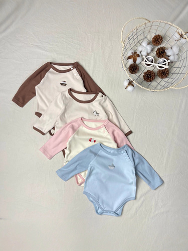 Korean-style Instagram-inspired patchwork-sleeved one-piece long-sleeved romper, cute little icon embroidery triangular romper for spring and autumn.