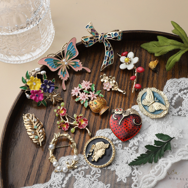 Retro Flower Bow Knot Alloy Enamel Inlay Artificial Gemstones Women's Brooches display picture 1