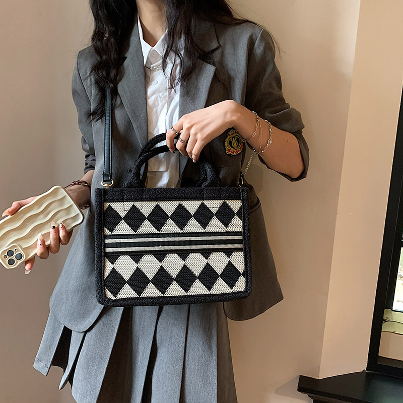 Blanco y Negro tablero de gran capacidad bolso de mano portátil 2023 nueva moda simple trabajo bolso de hombro