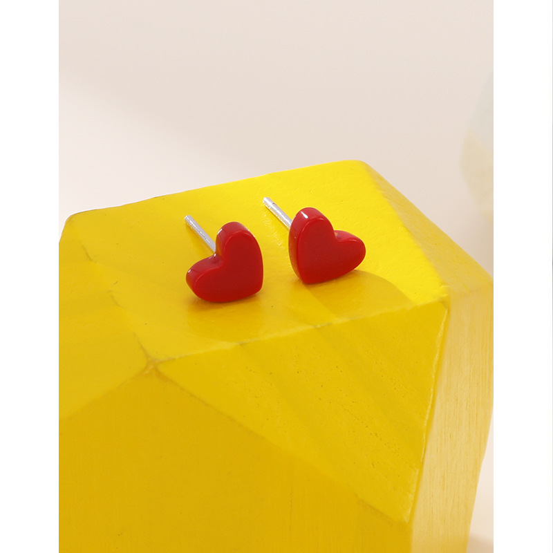 Pequeño corazón rojo S925 pendientes de plata esterlina simple de las mujeres estilo japonés y coreano elegante pequeño oído piercing rojo melocotón corazón pendientes