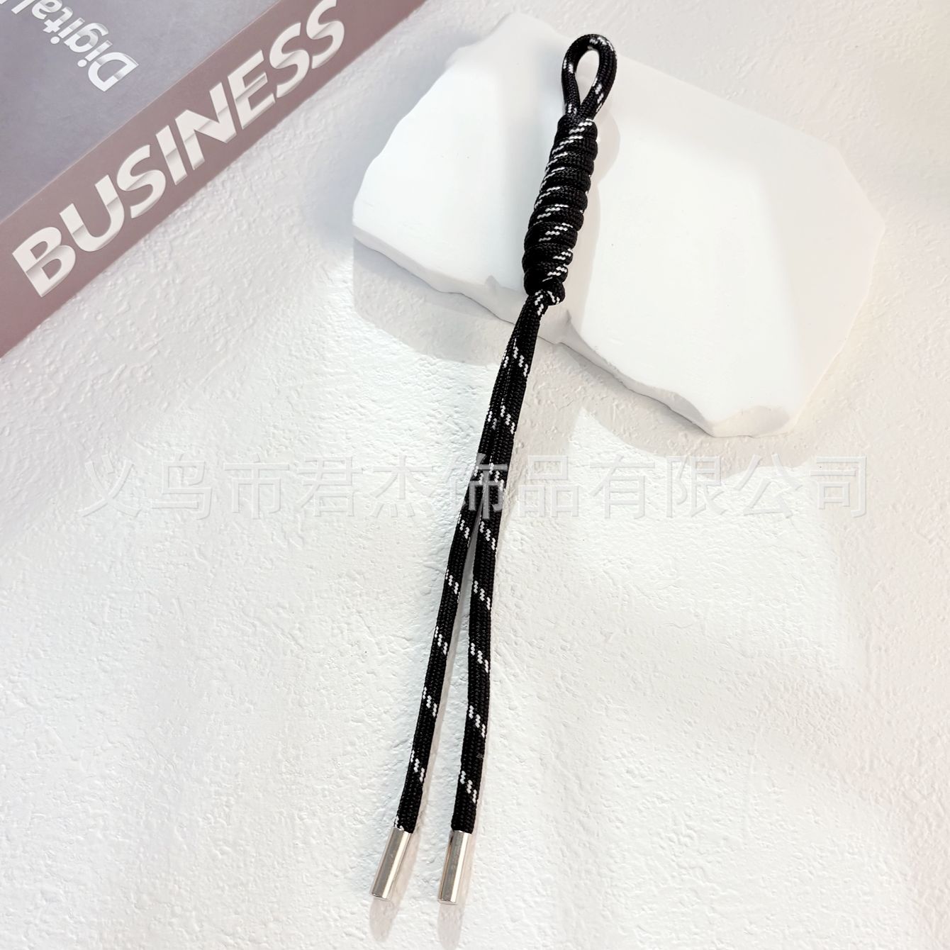 編みカバンのストラップの螺旋の結び紐のiuは鍵のボタンのネットの赤い色の結びの縄の装飾の部品を結びます。