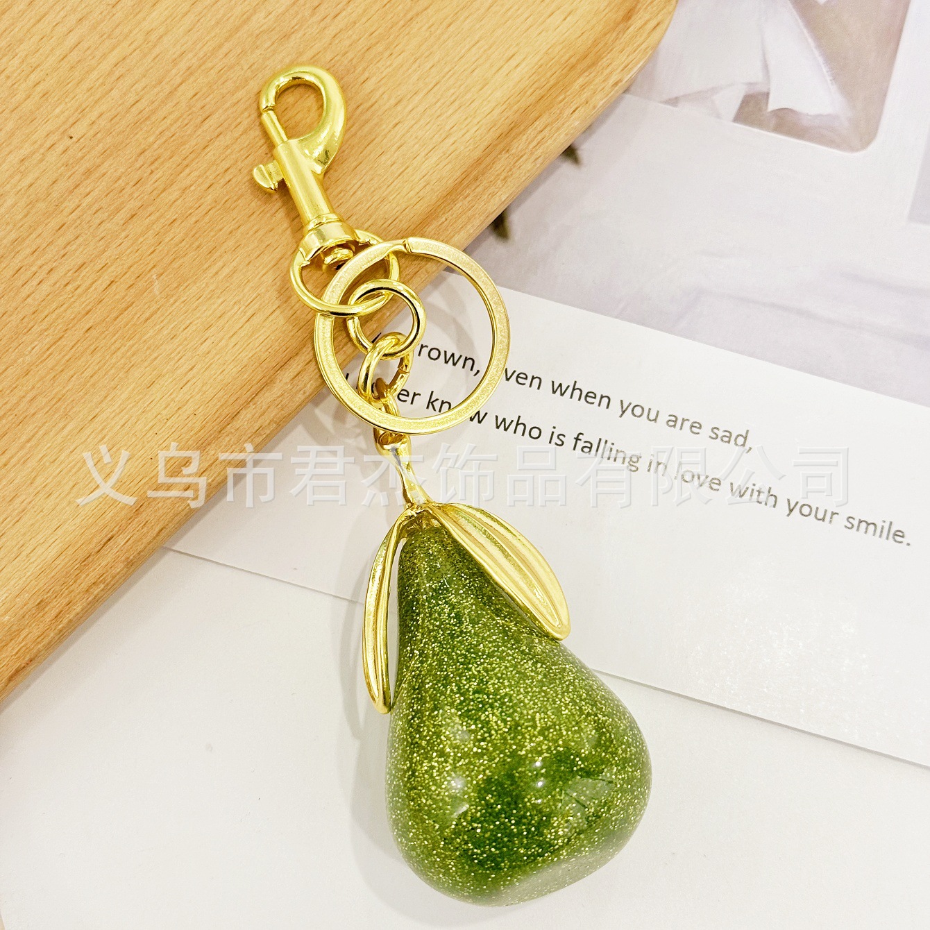 さくらんぼのキーホルダーアクセサリーのバッグのストラップがおしゃれで美しい水晶樹脂車センチ車のキーホルダーの女性