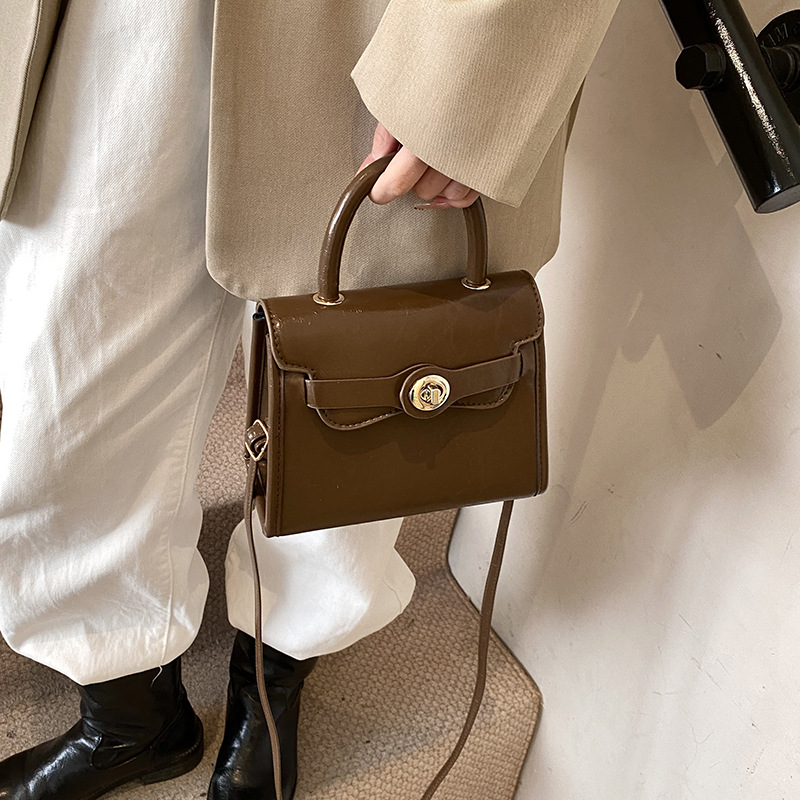 Moda 2025 primavera y verano nueva versión coreana de la retro Kelly bolso femenino 100 bolsos de hombro, nicho, bolso casual simple