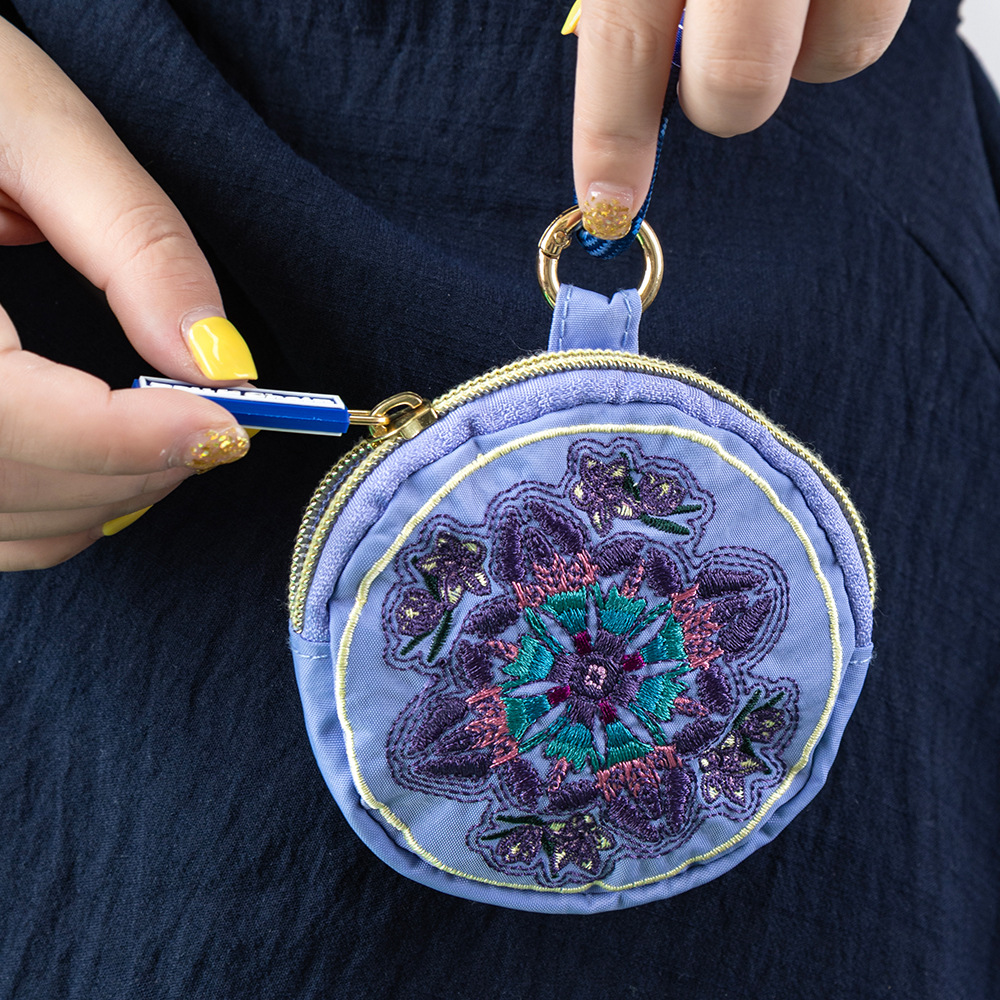 夏の新しい刺繍入りコインポータブル小型バッグ多用途カジュアルデイリー防水収納キーヘッドフォンハンドバッグ