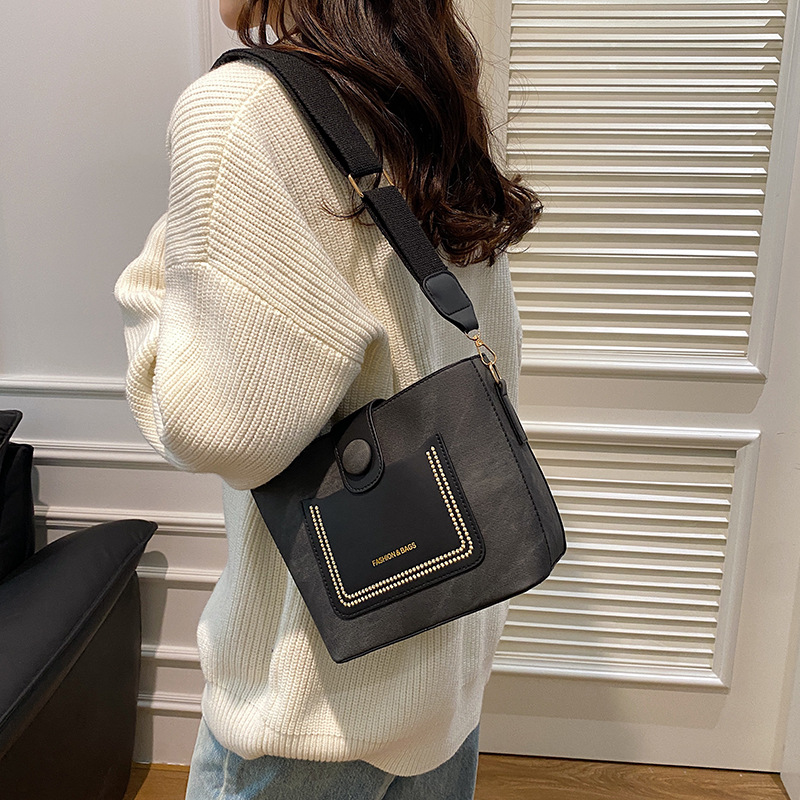 Bolso de moda de invierno para mujeres 2024 nueva moda versátil de alta sensación de hombro ancho cinturón de hombro bolso de cubo