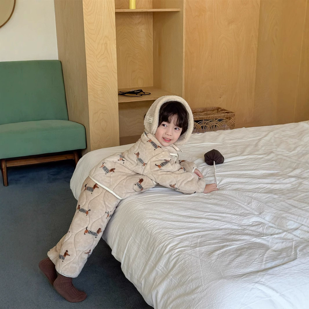 Трехслойная стеганая пижама с флисовой подкладкой, комплект класса А для мальчиков и девочек, теплая домашняя одежда с мультяшным принтом, зимний фланелевый материал.