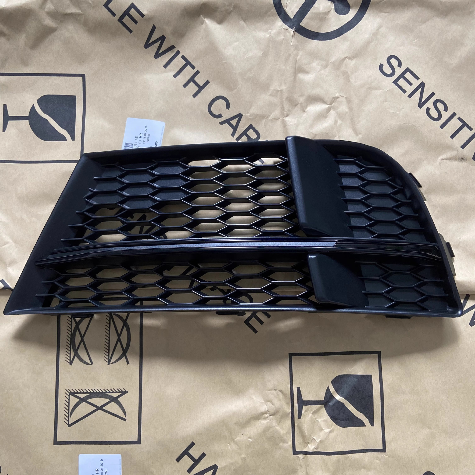 Suitable for Audi S3 fog lamp frame 2017-2020A38V modified S3 fog lamp cover honeycomb grille lower bar net