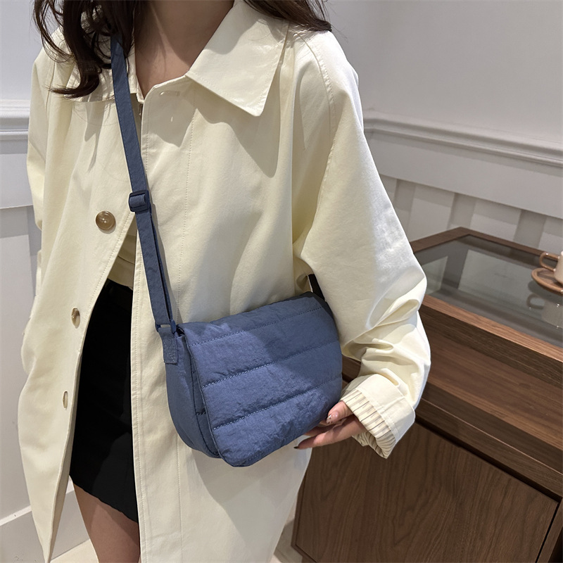 Bolso cuadrado pequeño simple casual diario Versión coreana del diseño de personalidad ligero de primavera popular bolso cuadrado pequeño de mensajero de un solo hombro