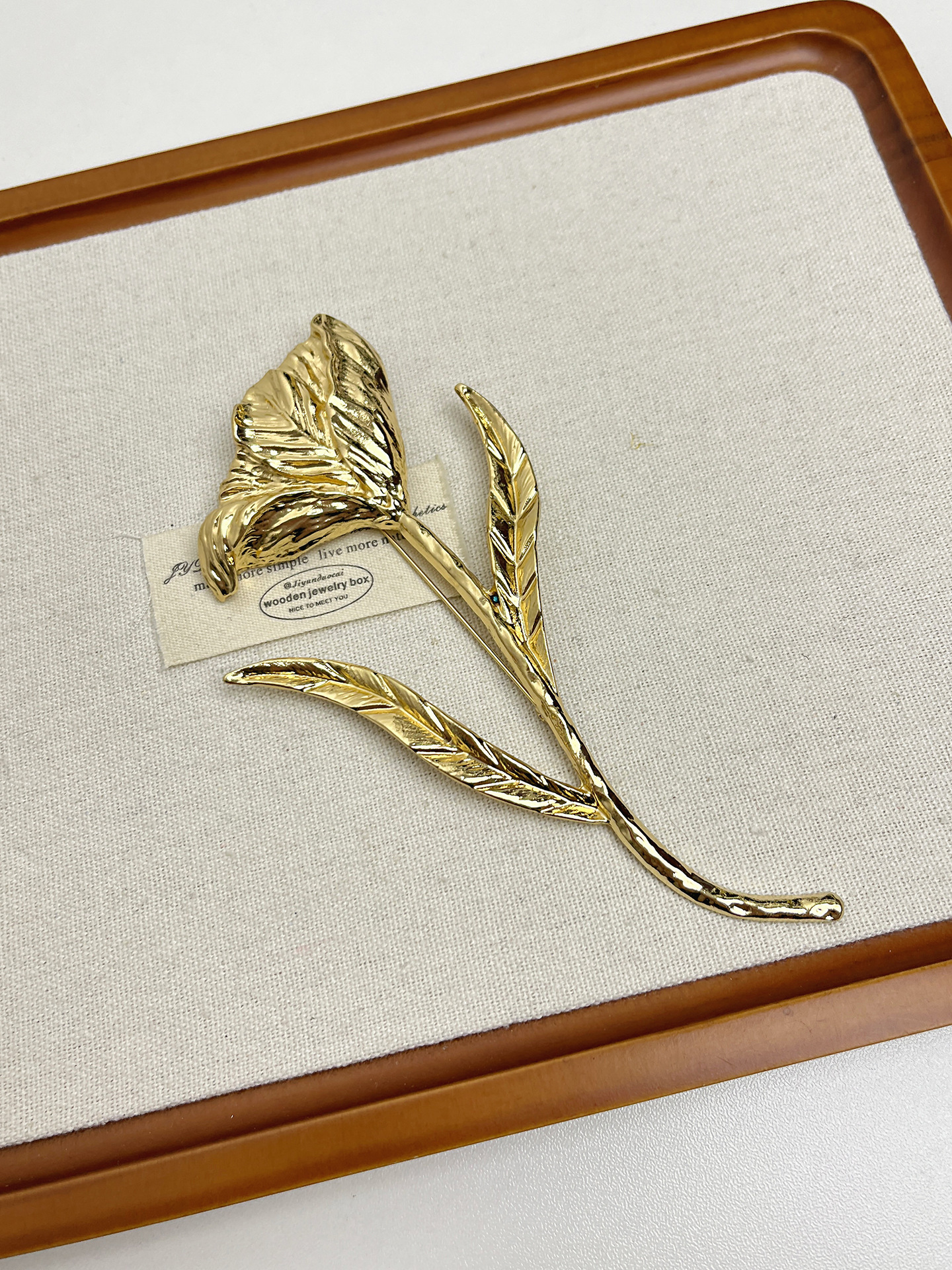 Vintage-Brosche mit übergroßer Metallblume in Blattform, aufwendig verarbeitet, elegant, Nischen-Design, Accessoire für jeden Geschmack._voghion.com