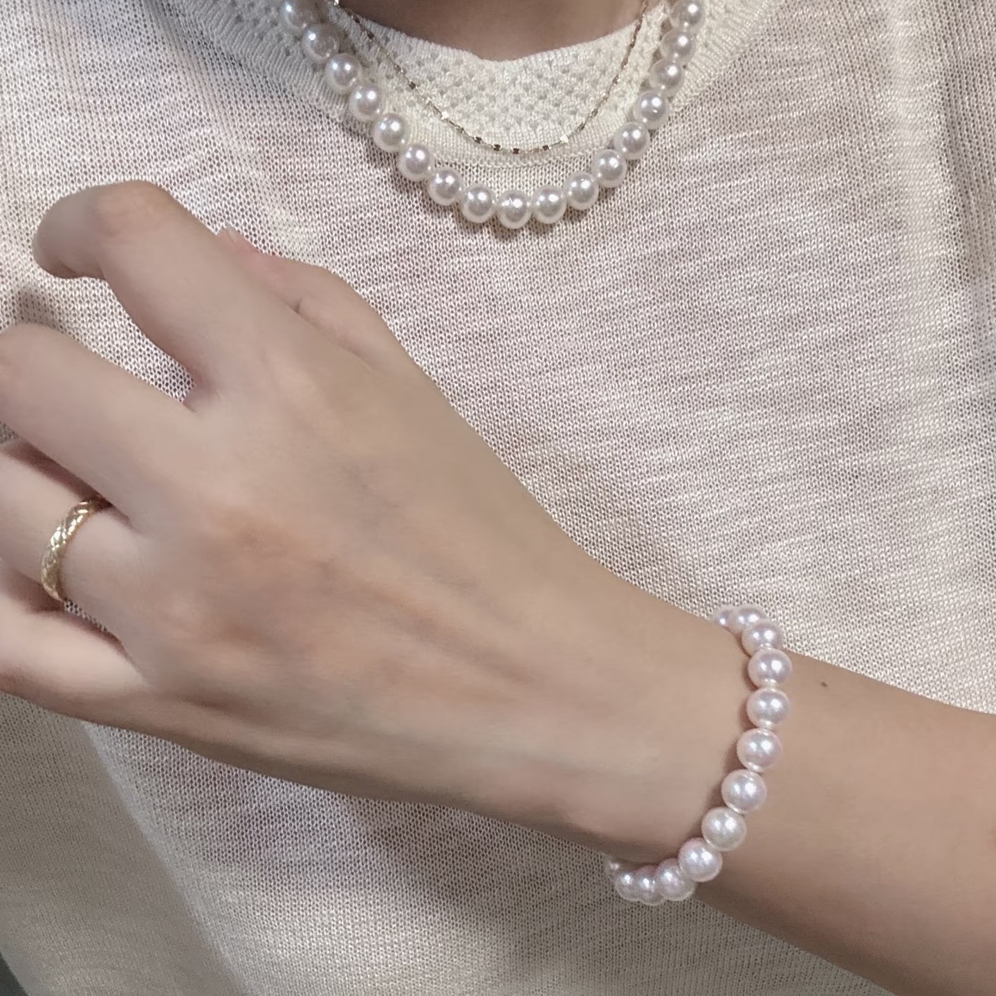 Zhuji Source Manufacturer 9-10mm Freshwater Pearl Bracelet with Elastic Cord, Simple Near-Perfect Round Design, Popular Online Trend