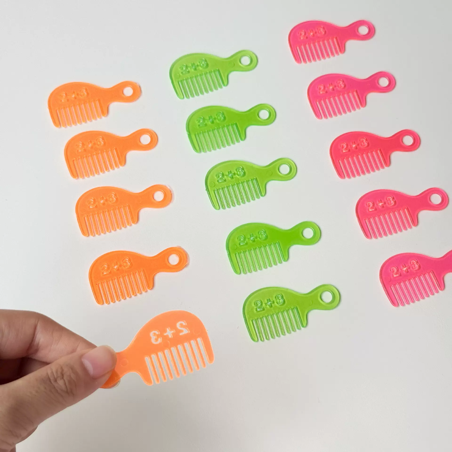 特价批发数字梳子儿童小玩具塑料小梳子迷你发梳女生过家家小玩具