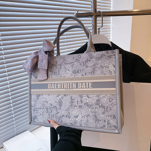 Large-capacity embroidered tote bag for women, high-end texture, niche commuter handbag, shoulder crossbody bag, casual large bag