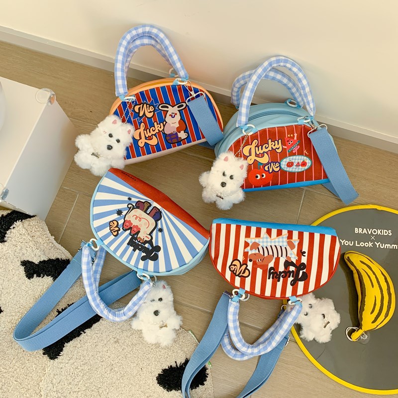 Versión coreana del popular bolso de hombro para niños y niñas, bolso de bebé semicircular a rayas de moda, nuevo bolso para niños con colgante
