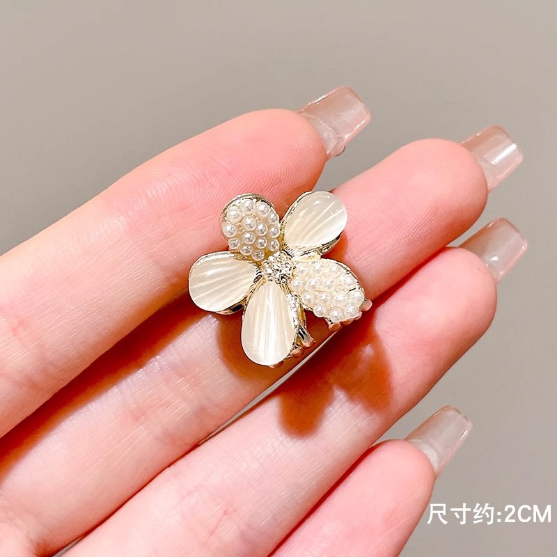 Exquisito clip pequeño clip de flequillo lateral de diamantes de imitación de perlas femeninas nuevo mini clip de tiburón de medio lazo horquilla tocado