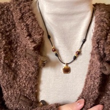 虎眼石编织皮绳项链女秋冬2025新款爆款毛衣链复古风气质百搭配饰