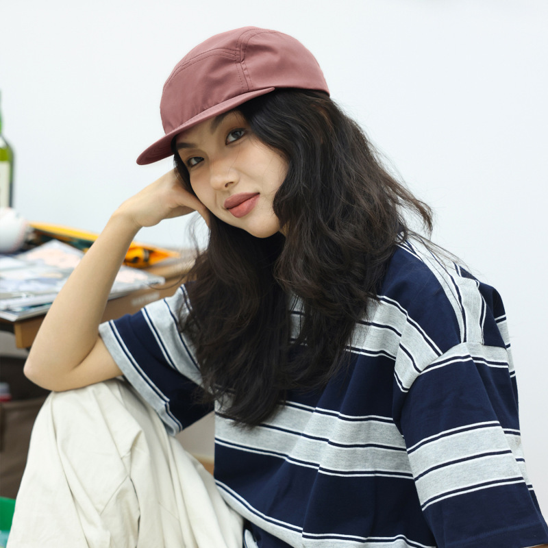 ライトバージョンの女性用つばの短い帽子、オリジナルのトレンディなブランドの無地イン超人気の新しいスケートボード無地の小さな平らなつばの5枚の帽子|undefined