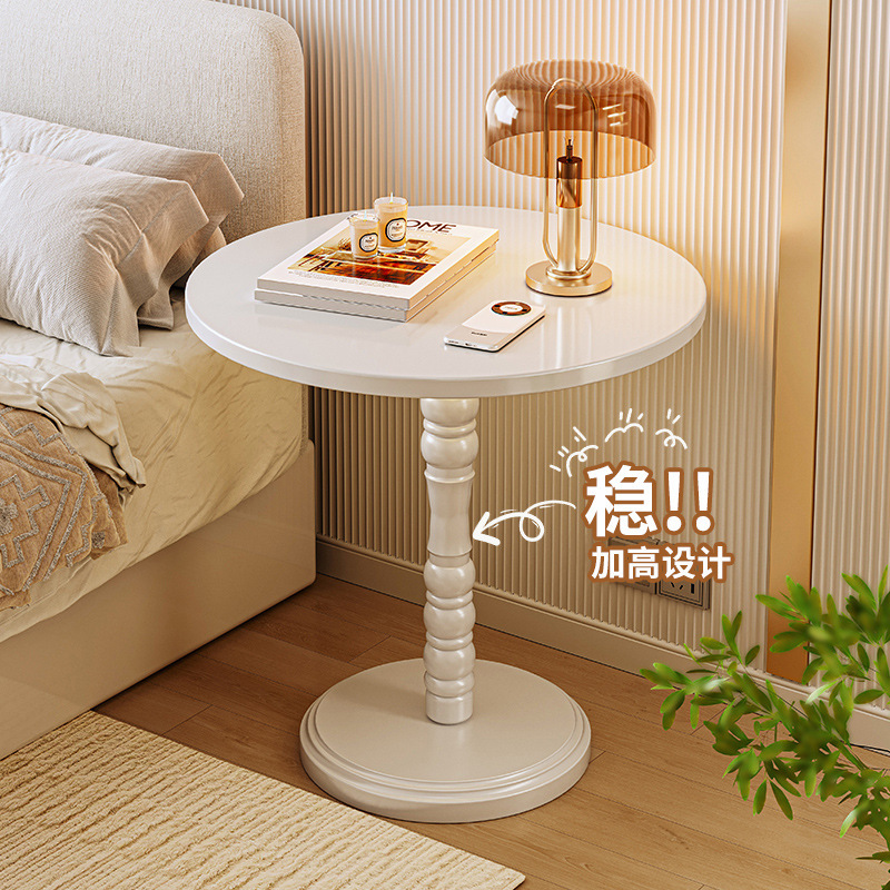 Mesa lateral pequeña de la cabecera de la cama de estilo crema, dormitorio, mesa de centro pequeña para el hogar, estante de hierro simple, balcón creativo, mesa redonda pequeña