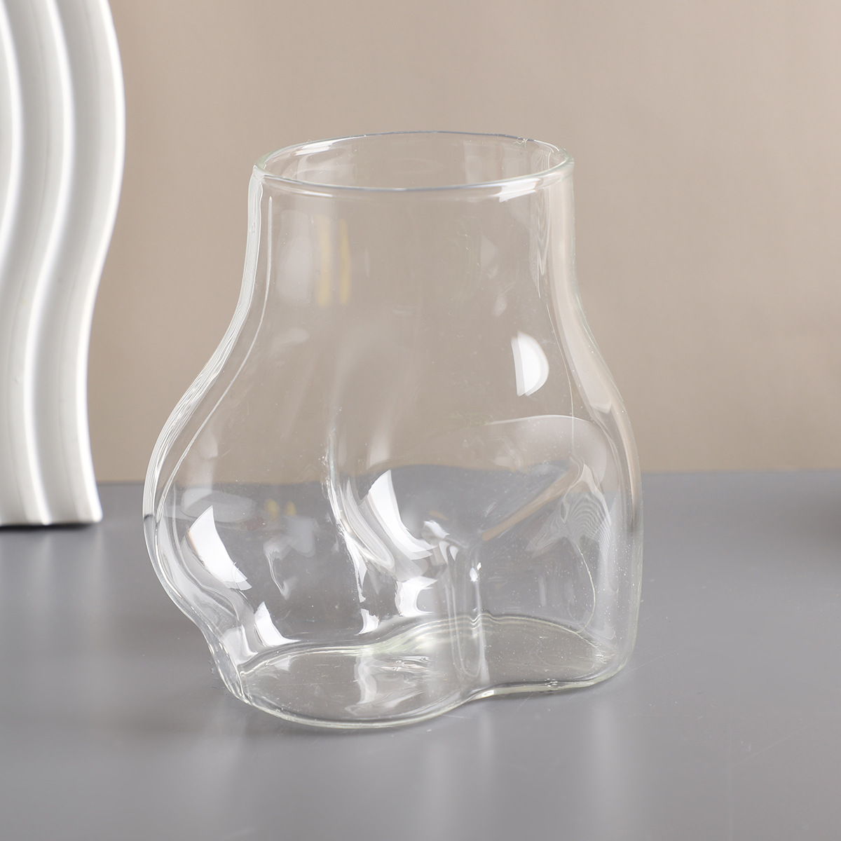 Rolig glasmugg i rumpform för latte och mjölkte_voghion.com