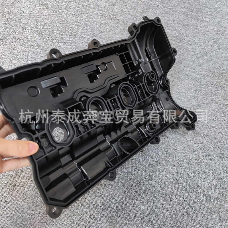 Suitable for Mazda 2 Engine Cylinder Head Valve Cover P301-10-210 P30110210