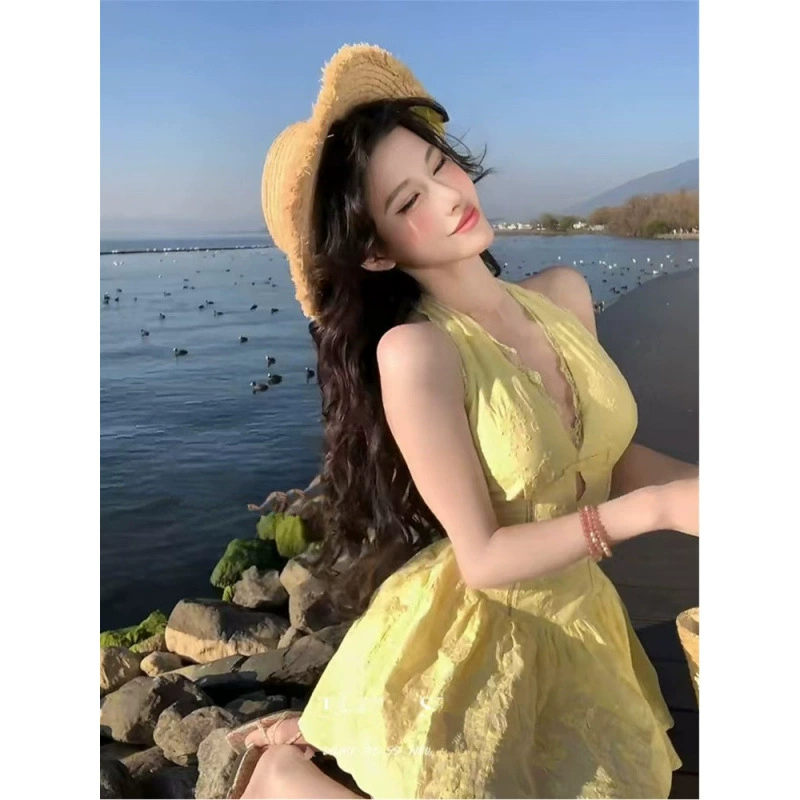 Французское сексуальное платье-халтер для женщин, весна 2025, новое, с V-образным вырезом, вырезом на юбке и рукавами на талии.