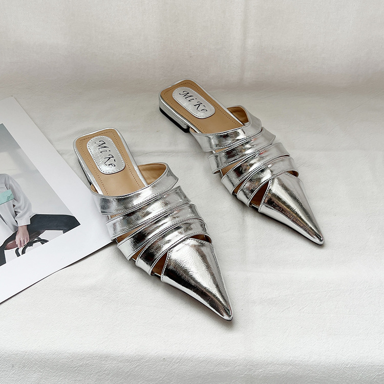 Net rouge même style or bout pointu creux demi pantoufles femmes 2023 été style européen et américain Baotou rétro chaussures plates à talons bas_voghion.com