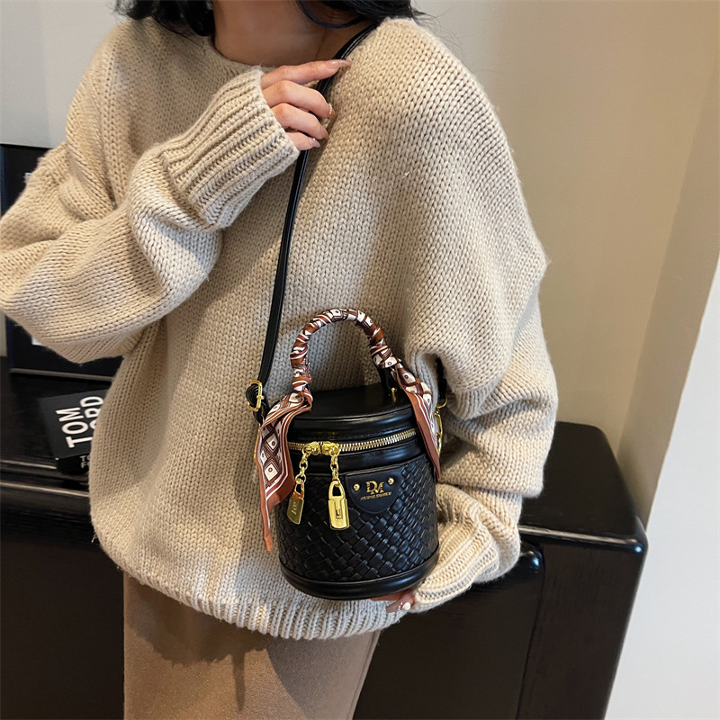 Bolso pequeño tejido de alta calidad para mujeres 2023 nuevo popular bolso de mensajero popular estilo occidental bolso de cubo del todo-fósforo