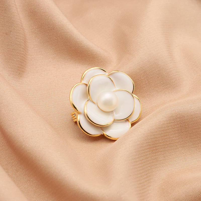 Broche de perlas naturales estilo Chanel Camelia de alto grado sentido nicho ramillete luz accesorios retro de lujo joyería transfronteriza para las mujeres