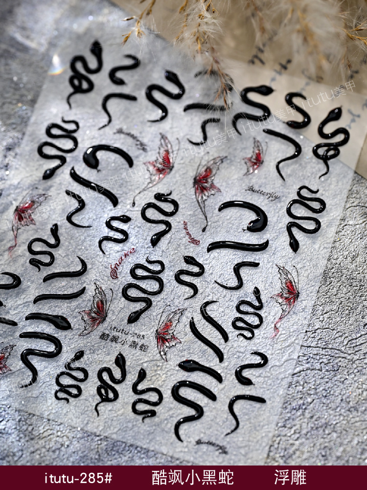 Pequeña serpiente negra Kusa