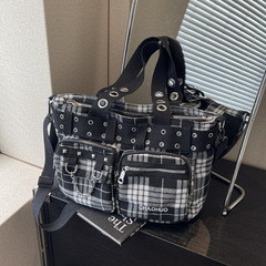 クロスボーダー新型大容量格子リベットバッグ女性ファッション個性通勤シングルショルダーバッグパンク風トートバッグ