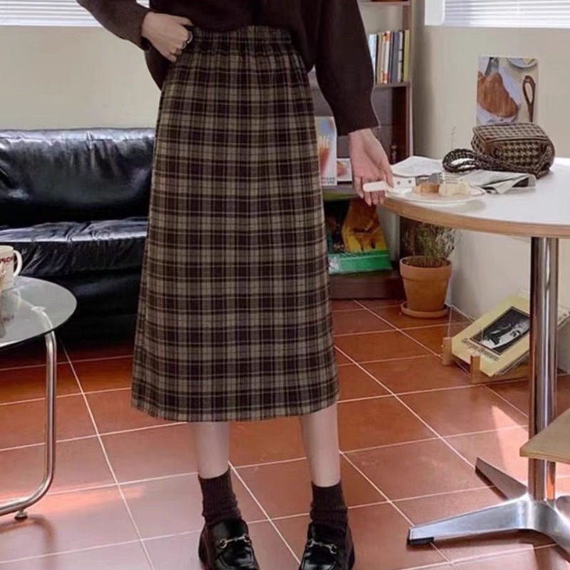 半身のスカートの女性は太っています。|undefined