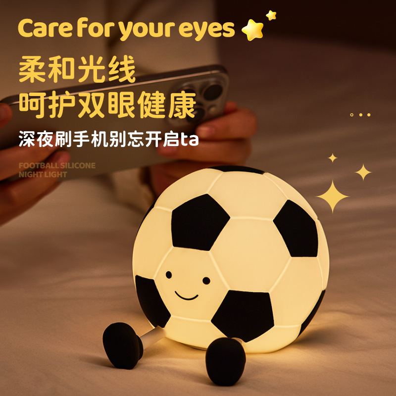 サッカーの小夜灯寝室のベッドの上の夜は睡眠を伴っています。|undefined