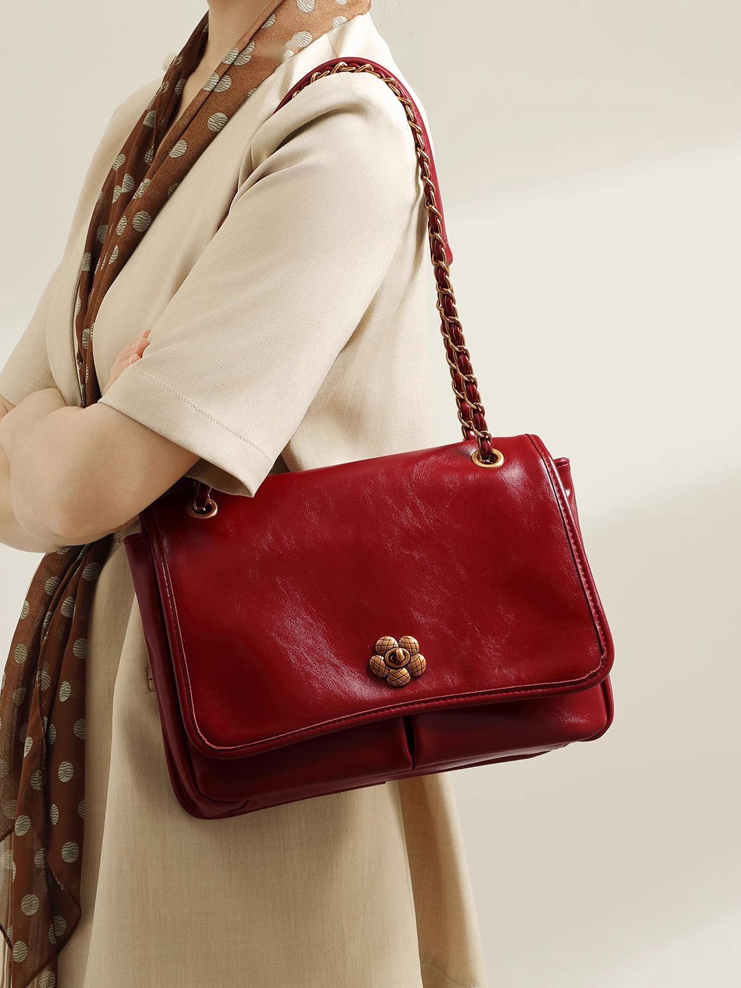 Bolsos de mujer de alta gama 2025 otoño e invierno nuevo bolso de nicho bolso de axila bolso de mensajero de un solo hombro con cadena de cuero suave de gran capacidad