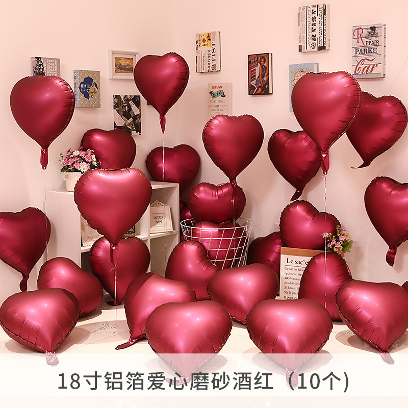 アルミの膜の風船の愛のピンクは空を漂って結婚の部屋を予約します。|undefined