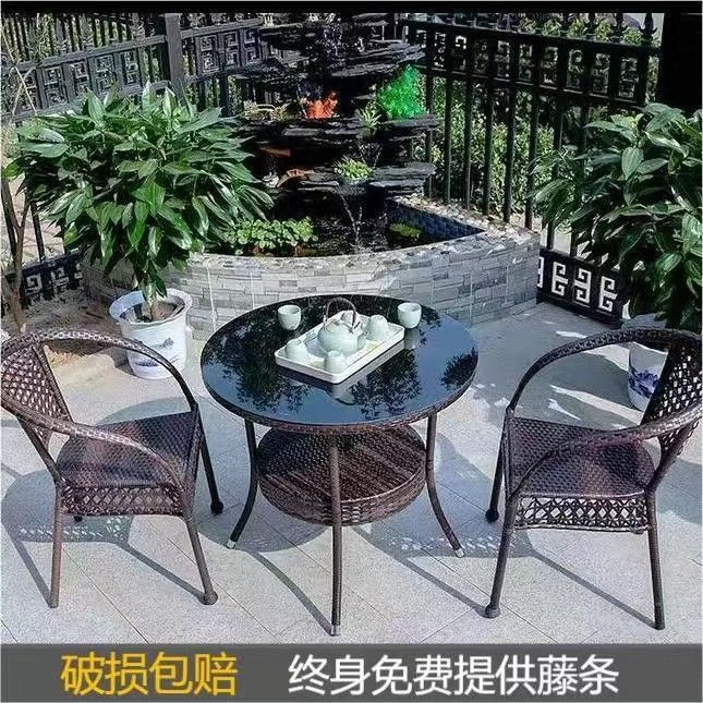 籐テーブルと椅子の3点セット、バルコニーティーテーブルと椅子、カジュアルな屋外中庭、高齢者用背もたれ籐椅子、コーヒーテーブルの組み合わせ|undefined