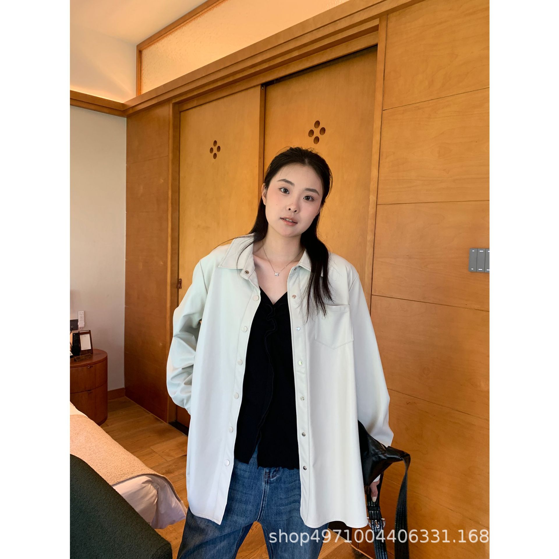 Plus-size women's jacket with a lapel collar, single-breasted design, patch pockets, and a loose, casual, comfortable, and minimalist style
