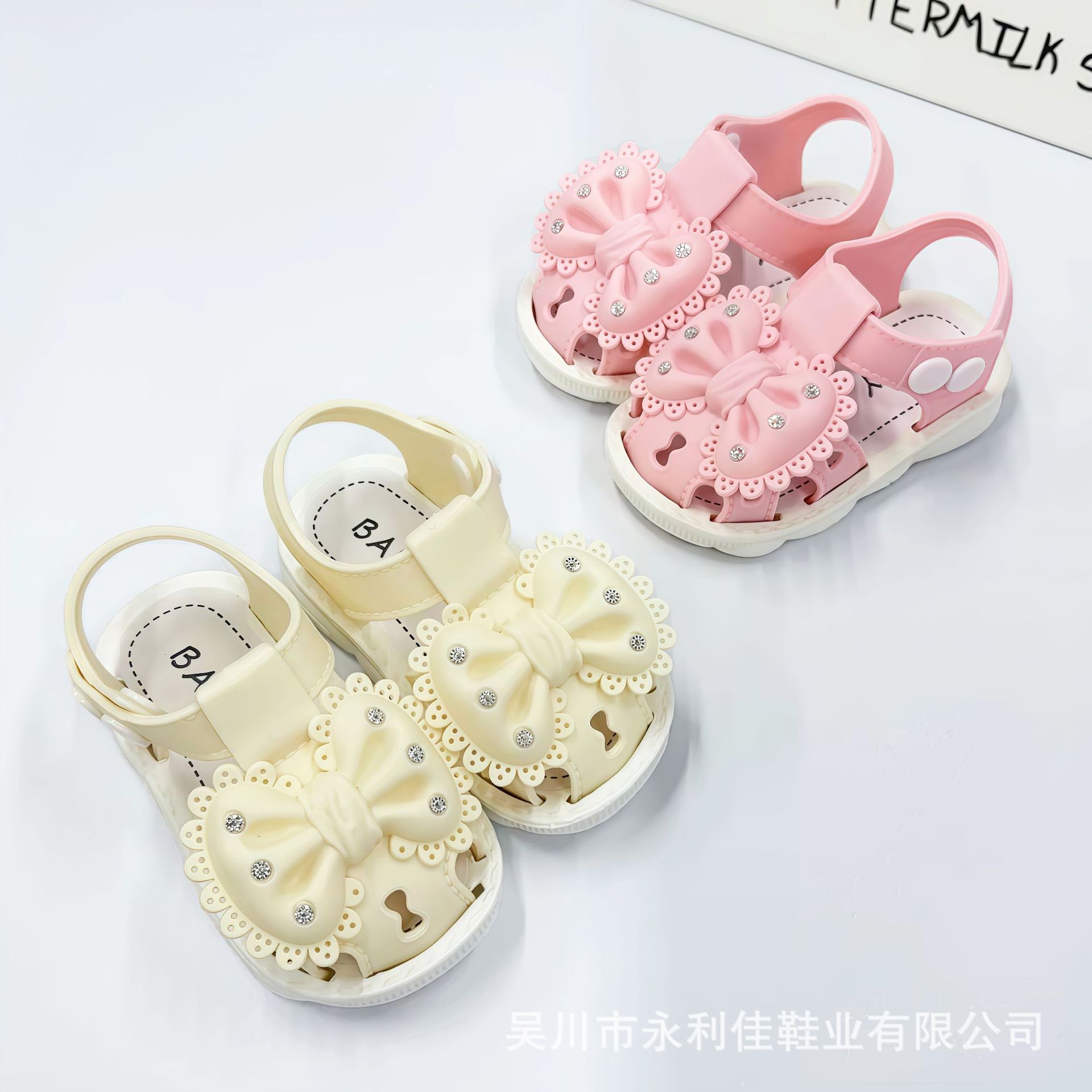 Fábrica de sandalias al por mayor transfronterizas suministro directo de arco de perforación de agua pequeña y media niña bebé zapatos de toddler pequeña princesa