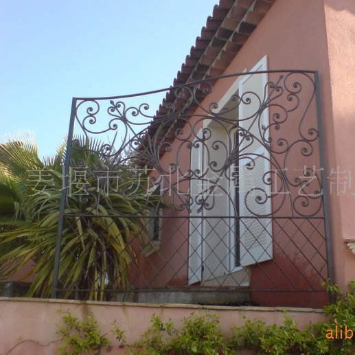 欧式锻打铁艺防护栏  金属锻造庭院铁艺围栏  花丛护栏院墙铁栅栏