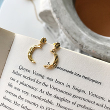 咔诗特韩国韩版S925纯银时尚气质金色褶皱月亮唯美个性耳钉耳饰女